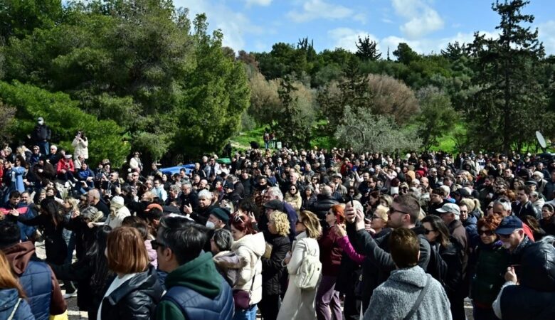 «Βούλιαξε» ο λόφος Φιλοπάππου από τους Αθηναίους για τα Κούλουμα – Χαρταετοί γέμισαν τον αττικό ουρανό