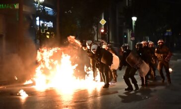 Επεισόδια, προσαγωγές και συλλήψεις στις χθεσινές συγκεντρώσεις για τα Τέμπη σε Αθήνα και Θεσσαλονίκη