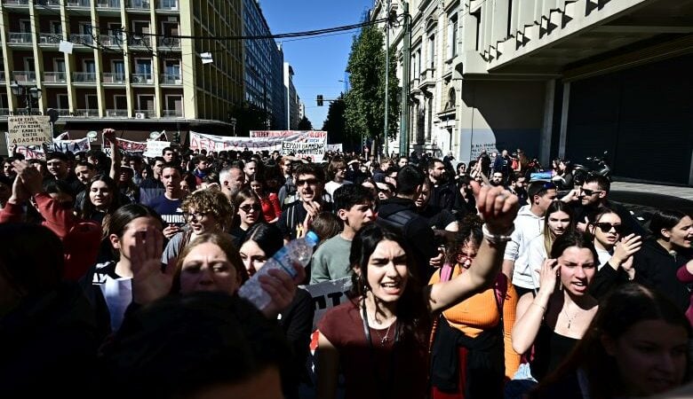 Ολοκληρώθηκε η πορεία διαμαρτυρίας χιλιάδων μαθητών και φοιτητών στην Αθήνα για τα Τέμπη