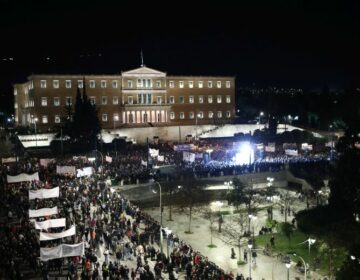 Συγκίνησε η παρέμβαση μητέρων των θυμάτων στα Τέμπη στην εκδήλωση στο Σύνταγμα