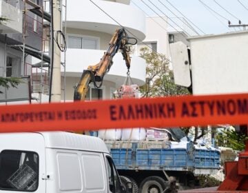 Τραγωδία στη Βούλα: Γερανοφόρο όχημα έπεσε σε ηλεκτροφόρα καλώδια – Νεκρός ο χειριστής του