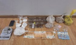 Έκρυβε στην ντουλάπα του σπιτιού του σημαντικές ποσότητες κοκαΐνης, ηρωίνης και κάνναβης