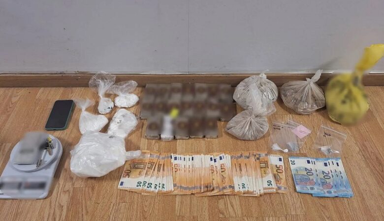 Έκρυβε στην ντουλάπα του σπιτιού του σημαντικές ποσότητες κοκαΐνης, ηρωίνης και κάνναβης