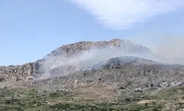 Μεγάλη φωτιά στην Ιεράπετρα: Επιχειρούν ισχυρές επίγειες δυνάμεις και ελικόπτερο