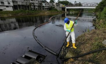 Ο Ισημερινός πασχίζει να περιορίσει διαρροή πετρελαίου που πλήττει πέντε ποταμούς