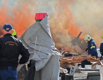 Φωτιά σε οικόπεδο με σκουπίδια και παλέτες στον Ταύρο – Μήνυμα του 112 στους κατοίκους