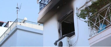 Πυρκαγιά σε διαμέρισμα στο Περιστέρι – Χωρίς τις αισθήσεις της εντοπίστηκε γυναίκα σε κλιμακοστάσιο πολυκατοικίας