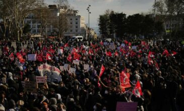 Πορεία από χιλιάδες διαδηλωτές προς το δημαρχείο της Κωνσταντινούπολης