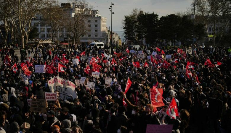 Πορεία από χιλιάδες διαδηλωτές προς το δημαρχείο της Κωνσταντινούπολης