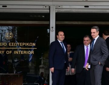 Ο Μητσοτάκης στο υπουργείο Εσωτερικών: Το επόμενο διάστημα 4 εκατ. πολίτες θα λάβουν ερωτηματολόγιο για την αξιολόγηση των υπηρεσιών του δημοσίου