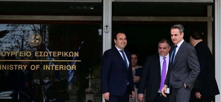 Ο Μητσοτάκης στο υπουργείο Εσωτερικών: Το επόμενο διάστημα 4 εκατ. πολίτες θα λάβουν ερωτηματολόγιο για την αξιολόγηση των υπηρεσιών του δημοσίου
