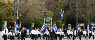 Εικόνες από τη μεγάλη μαθητική παρέλαση της Αθήνας – Δείτε βίντεο