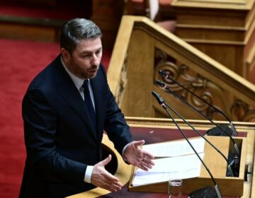 Ανδρουλάκης σε Μητσοτάκη: «Η ρήτρα είναι κομμένη και ραμμένη για ισχυρούς και οφείλετε να διαπραγματευτείτε»