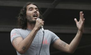 «Σεξουαλικό αρπακτικό ο Ράσελ Μπραντ», μύδροι από την εισαγγελέα στη δίκη για τους βιασμούς στο Λονδίνο