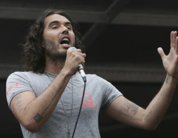 Ο Βρετανός ηθοποιός Ράσελ Μπραντ κατηγορείται για βιασμό και σεξουαλικές επιθέσεις εναντίον τεσσάρων γυναικών