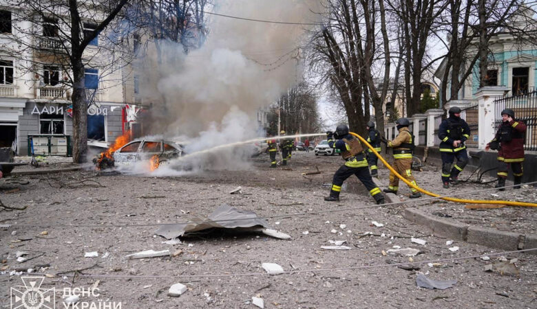 Οι ρωσικοί βομβαρδισμοί βύθισαν στο σκοτάδι 400.000 Ουκρανούς