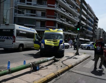 Ασθενοφόρο προσέκρουσε σε κολώνα που έπεσε και τραυμάτισε δύο πεζούς στο Χίλτον