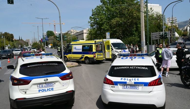Τροχαίο στο Παγκράτι: «Χαροπαλεύει» η 78χρονη ασθενής του ασθενοφόρου που έπεσε σε κολώνα