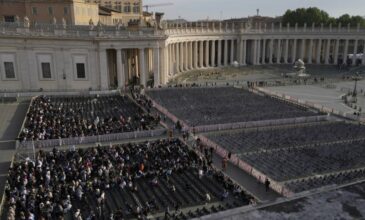 Σε λαϊκό προσκύνημα η σορός του πάπα Φραγκίσκου – Οι τελευταίες στιγμές του ποντίφικα, τι προβλέπεται για την κηδεία του και πού θα ταφεί