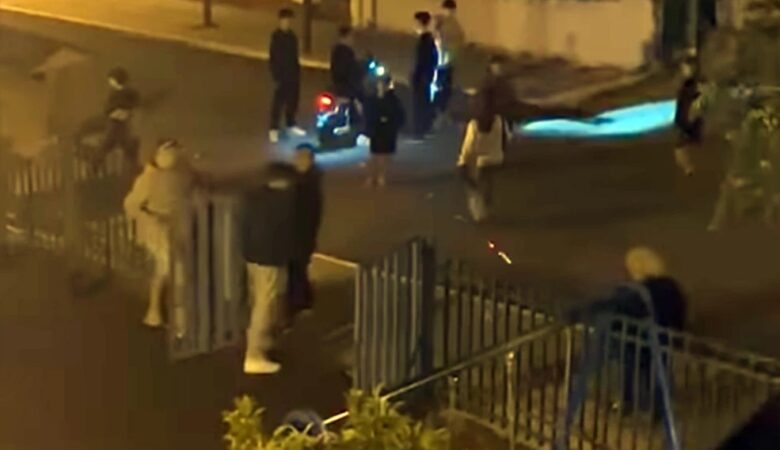 Νεαροί πέταξαν βαρελότα στα πόδια μιας 85χρονης στον Πόρο – Η οργισμένη ανάρτηση του γιου της