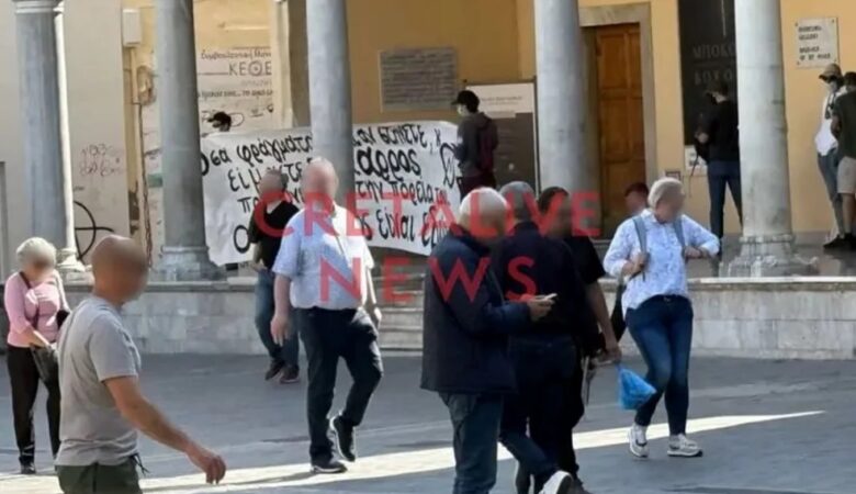Κατάληψη της Βασιλικής του Αγίου Μάρκου από ομάδα αντιεξουσιαστών – Να αποχωρήσουν αμέσως ζητά ο δήμαρχος Ηρακλείου