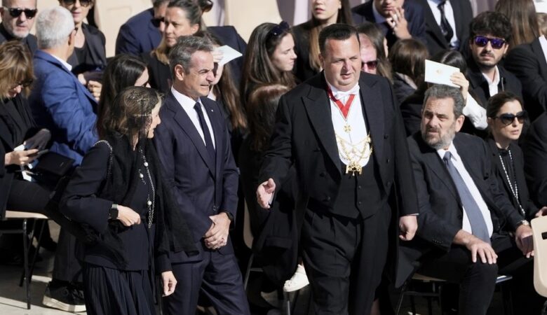 Στην εξόδιο ακολουθία του πάπα Φραγκίσκου έδωσε το «παρών» ο Κυριάκος Μητσοτάκης – Δείτε φωτογραφίες