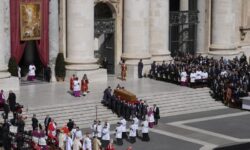 Σε εξέλιξη η νεκρώσιμος ακολουθία για τον πάπα Φραγκίσκο: Ασφυκτικά γεμάτη η πλατεία του Αγίου Πέτρου από πιστούς αλλά και από ηγέτες και βασιλείς για το «ύστατο χαίρε» – Παρακολουθήστε ζωντανά