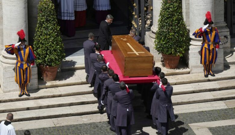 Στη Βασιλική Σάντα Μαρία Ματζόρε αναπαύεται ο πάπας Φραγκίσκος – Ολοκληρώθηκε σε κλίμα βαθιάς συγκίνησης η ταφή του «Πάπα των φτωχών»