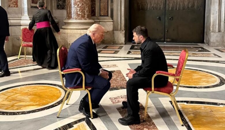«Εποικοδομητική» ήταν η συνομιλία που είχαν οι Τραμπ και Ζελένσκι στο περιθώριο της κηδείας του πάπα Φραγκίσκου στο Βατικανό