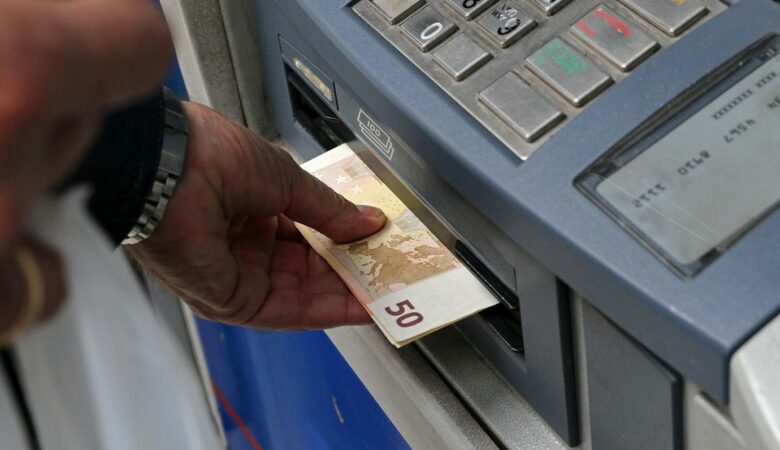 Έκλεψε τραπεζικές κάρτες από πορτοφόλι 54χρονης και έκανε αναλήψεις άνω των 10.000 ευρώ στην Φλώρινα