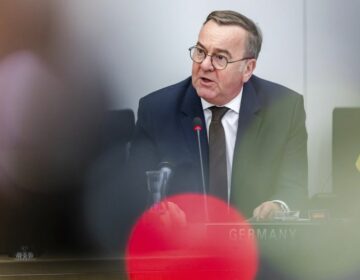 Η Ουκρανία δεν πρέπει να εκχωρήσει όλα τα εδάφη υπό κατοχή της Ρωσίας, λέει ο Γερμανός υπουργός Άμυνας