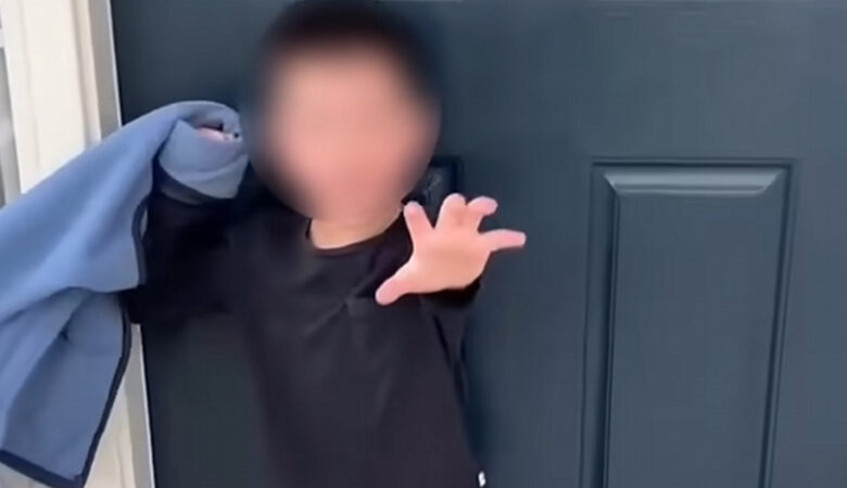 Βίντεο που προκαλεί οργή: Πεντάχρονος κλαίει την ώρα που τρομοκρατείται από μαθητές γυμνασίου – «Μην με πονέσεις! Μην το κάνεις. Σώσε με!»