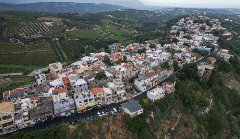 Αυτοψίες στα κτίρια των Βουτών από τον δήμο Ηρακλείου για τις ρηγματώσεις σε δρόμους και σπίτια – Μεγάλη ανησυχία στους κατοίκους