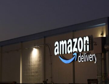 Η Amazon διαψεύδει ότι σχεδιάζει να δείχνει την επιβάρυνση στις τιμές προϊόντων από τους δασμούς Τραμπ
