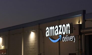Η Amazon διαψεύδει ότι σχεδιάζει να δείχνει την επιβάρυνση στις τιμές προϊόντων από τους δασμούς Τραμπ