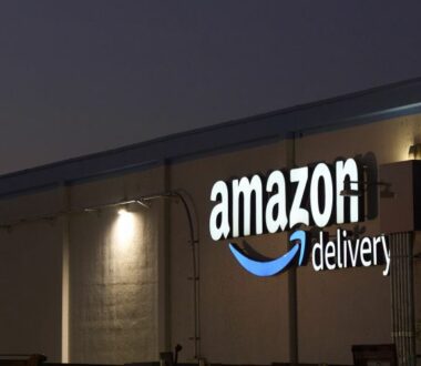 Η Amazon διαψεύδει ότι σχεδιάζει να δείχνει την επιβάρυνση στις τιμές προϊόντων από τους δασμούς Τραμπ