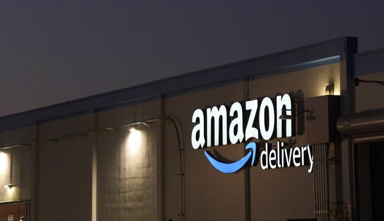 Η Amazon διαψεύδει ότι σχεδιάζει να δείχνει την επιβάρυνση στις τιμές προϊόντων από τους δασμούς Τραμπ