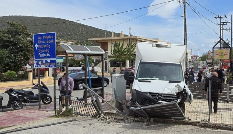 Φορτηγό παρέσυρε και τραυμάτισε σοβαρά μαθητή Λυκείου στον Μαραθώνα