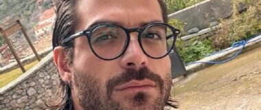 Ανησυχία των γιατρών για το δεξί μάτι του Άρη Μουγκοπέτρου – Θα καταθέσει μήνυση σε βάρος του φίλου του