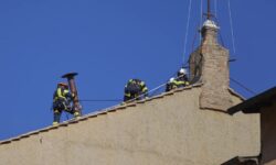 Πυρετώδεις οι προετοιμασίες για το κονκλάβιο: Εγκαταστάθηκε η καμινάδα που θα βγάλει τον λευκό καπνό στην ταράτσα της Καπέλα Σιστίνα