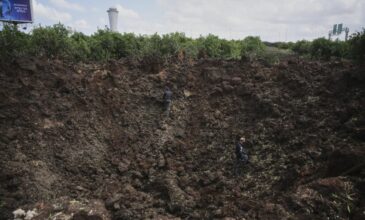 Επίθεση των Χούθι στο αεροδρόμιο Μπεν Γκουριόν: Ένας τεράστιος κρατήρας δημιουργήθηκε από τον πύραυλο – Στήλη μαύρου καπνού υψώθηκε στον ουρανό
