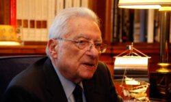 Κωστής Χατζηδάκης για τον θάνατο του Πέτρου Μολυβιάτη: «Έφυγε ένας ευπατρίδης, τον αποχαιρετούμε με σεβασμό»