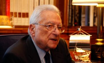 Κωστής Χατζηδάκης για τον θάνατο του Πέτρου Μολυβιάτη: «Έφυγε ένας ευπατρίδης, τον αποχαιρετούμε με σεβασμό»