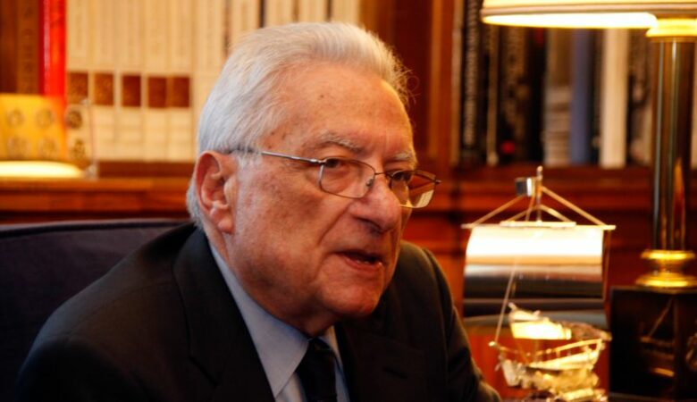 Κωστής Χατζηδάκης για τον θάνατο του Πέτρου Μολυβιάτη: «Έφυγε ένας ευπατρίδης, τον αποχαιρετούμε με σεβασμό»