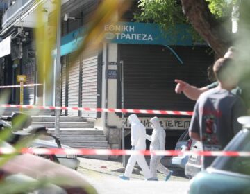 Βομβιστική επίθεση στη Θεσσαλονίκη: «Στόχος ήταν η τράπεζα» λέει η εκπρόσωπος της ΕΛ.ΑΣ. για την 38χρονη – «Κάτι ανέμενε μετά την έκρηξη»