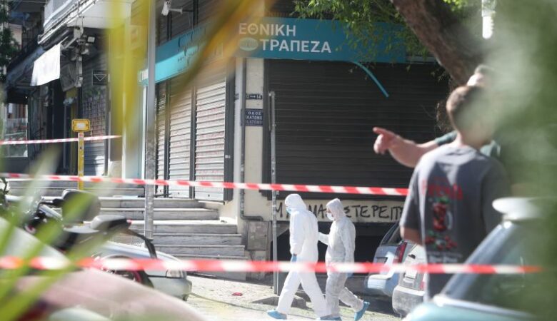 Βομβιστική επίθεση στη Θεσσαλονίκη: «Στόχος ήταν η τράπεζα» λέει η εκπρόσωπος της ΕΛ.ΑΣ. για την 38χρονη – «Κάτι ανέμενε μετά την έκρηξη»