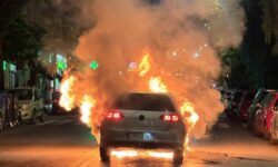 Τυλίχθηκαν στις φλόγες δύο αυτοκίνητα στο Παγκράτι