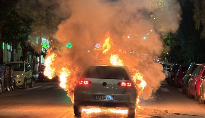 Τυλίχθηκαν στις φλόγες δύο αυτοκίνητα στο Παγκράτι