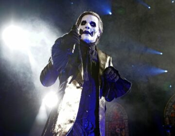 Οι Ghost, το πρώτο συγκρότημα της hard rock εδώ και τέσσερα χρόνια που φθάνει στο Νο. 1 του Billboard 200