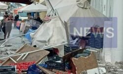 Από… θαύμα δεν χτύπησε κάποιος από την πτώση μπαλκονιού σε πάγκο λαϊκής στο Ηράκλειο